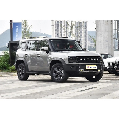 5석 AWD와 LED 헤드라이트를 탑재한 최첨단 오프로드 동반자