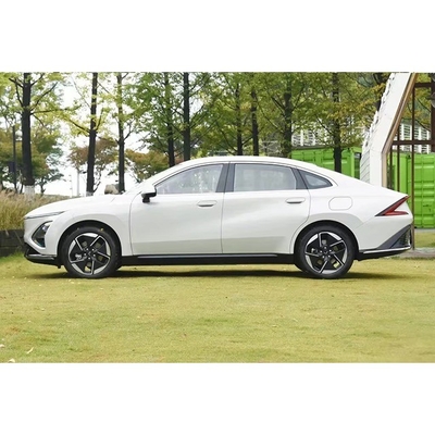 2024 웅링 싱구앙 하이브리드 세단 장거리 PHEV 기술을 갖춘 클래식한 5석 차
