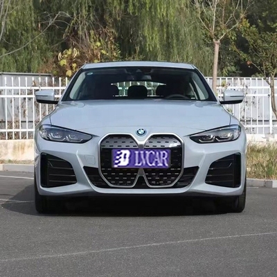 BMW i4는 ABS가 장착된 에너지 고급 성능 차량으로 구매자들에게 큰 인기를 끌고 있습니다.