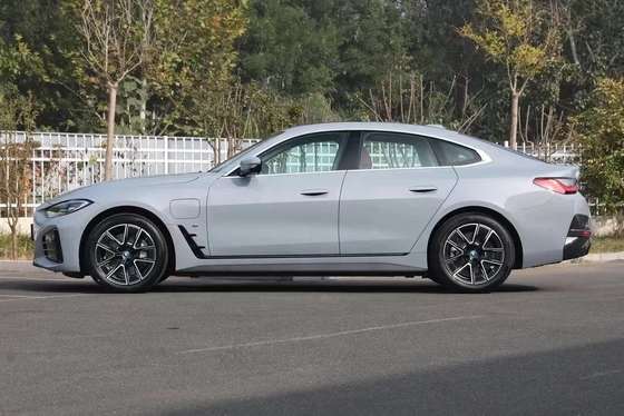 BMW i4는 ABS가 장착된 에너지 고급 성능 차량으로 구매자들에게 큰 인기를 끌고 있습니다.